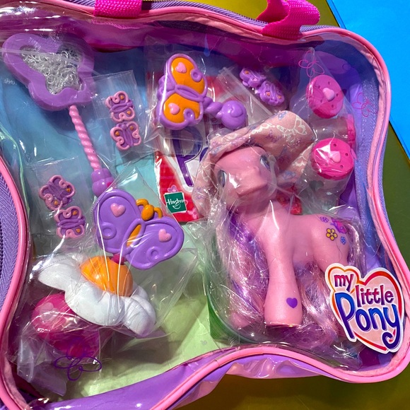 MY LITTLE PONY G3 VTG 2004 BUTTERFLY SURPRISE WITH AVALONIA PONY PLAYET COMPLETE - Picture 2 of 16